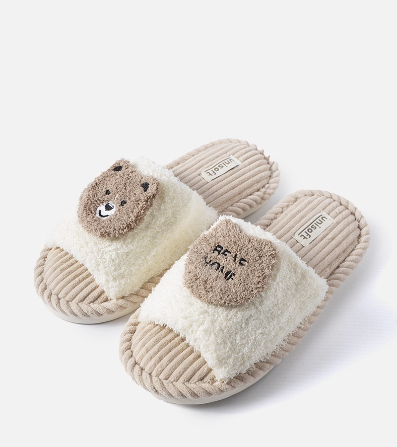 Beige pantofle s ozdobnou značkou Giraffe