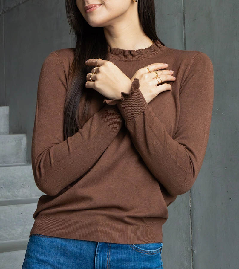 Hnědý měkký svetřík zdobený volánkem Luel