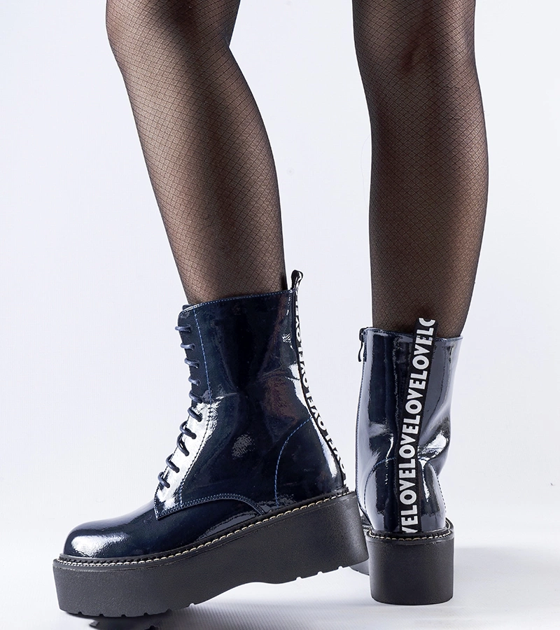 Modře lakované boty na platformě Leos