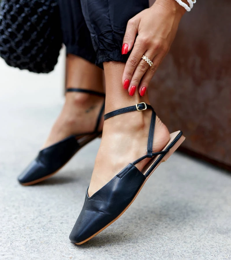 Černé baleríny na otevřeném podpatku od značky Lazzaro