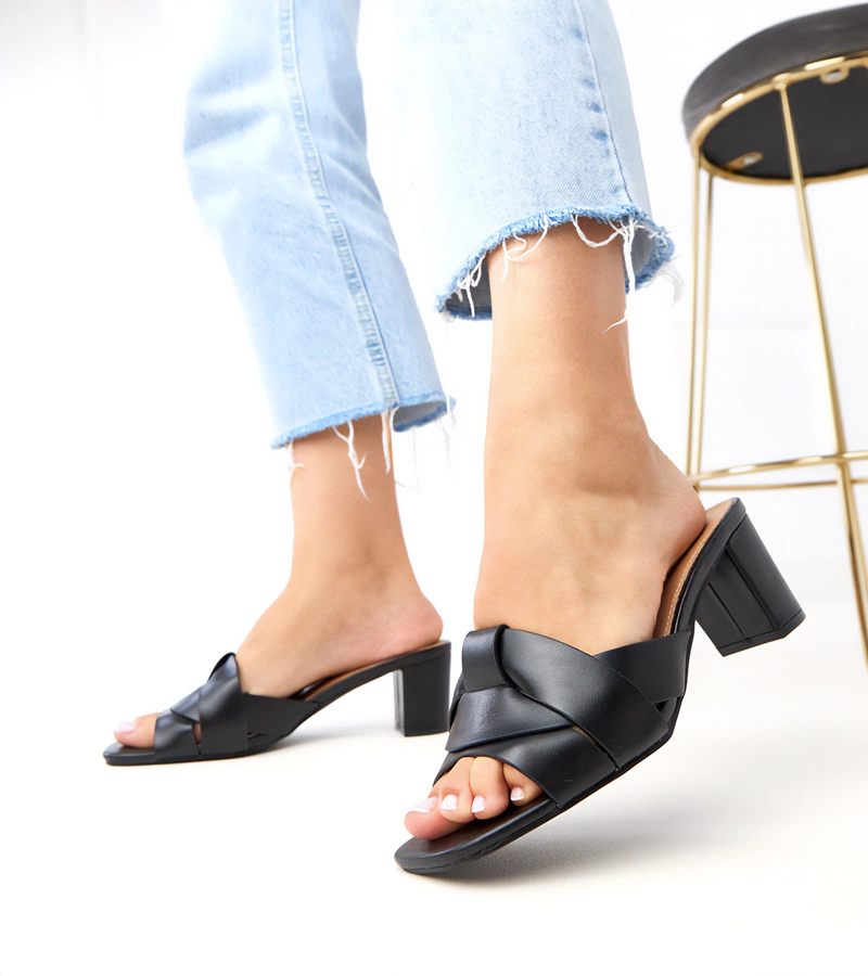 Černé klasické pantofle na podpatku z eko kůže Risana