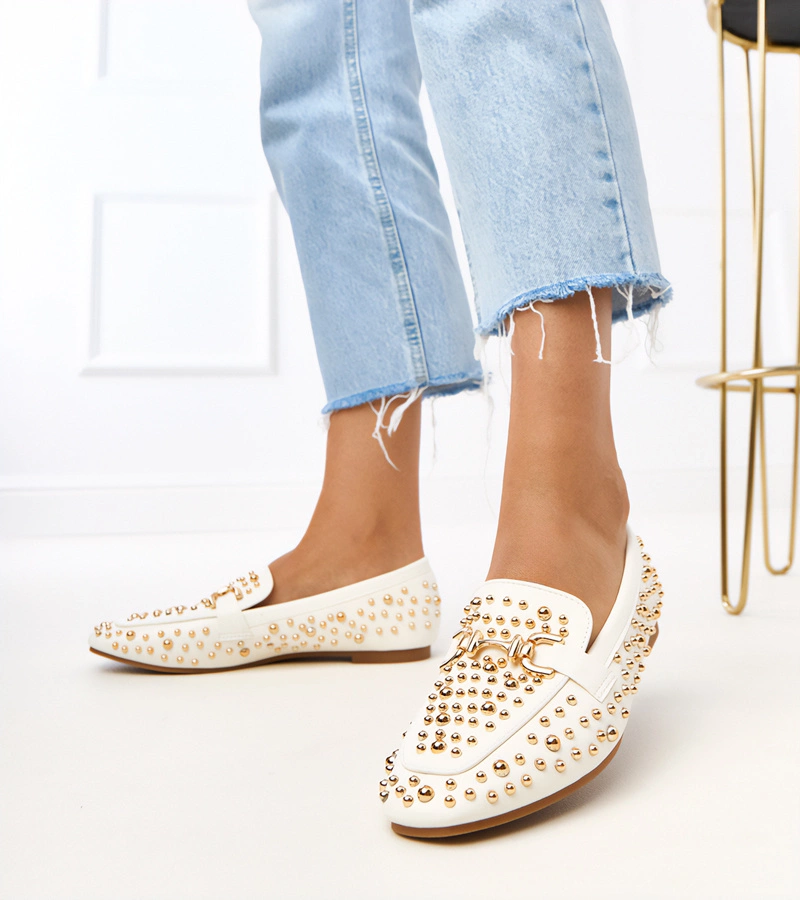 Bílé mokasíny zdobené cvoky Lea