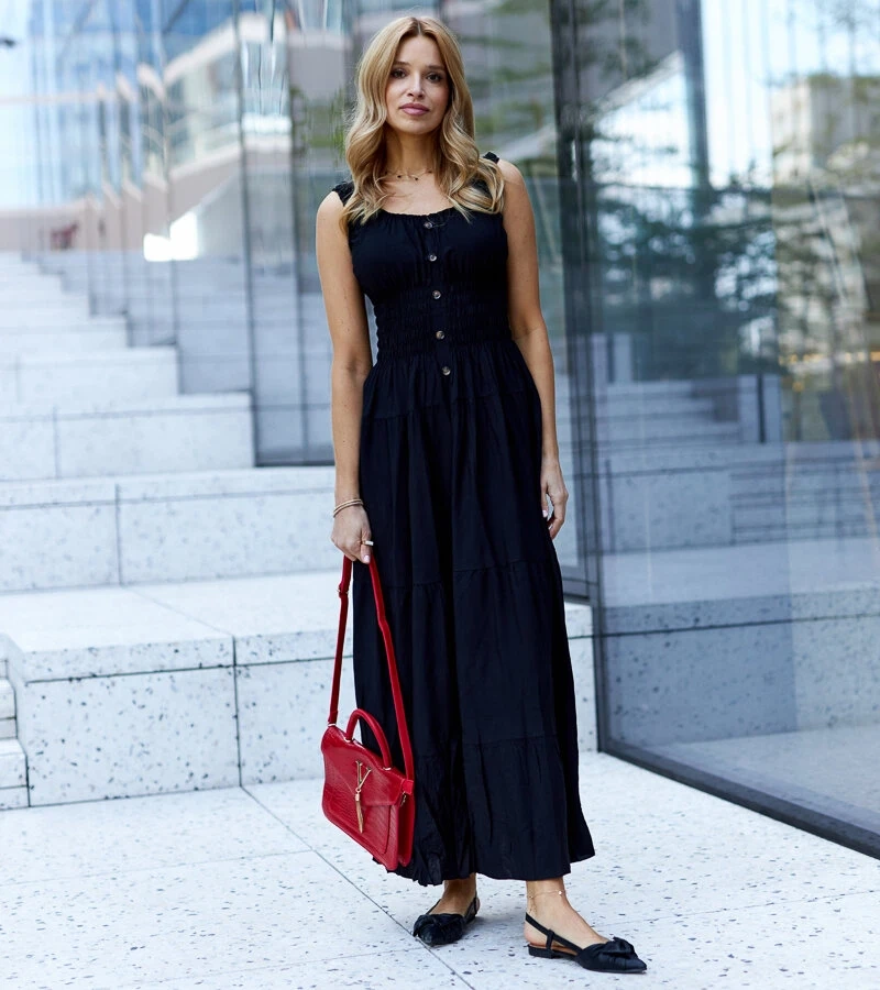 Černé šaty s růžením Atiye