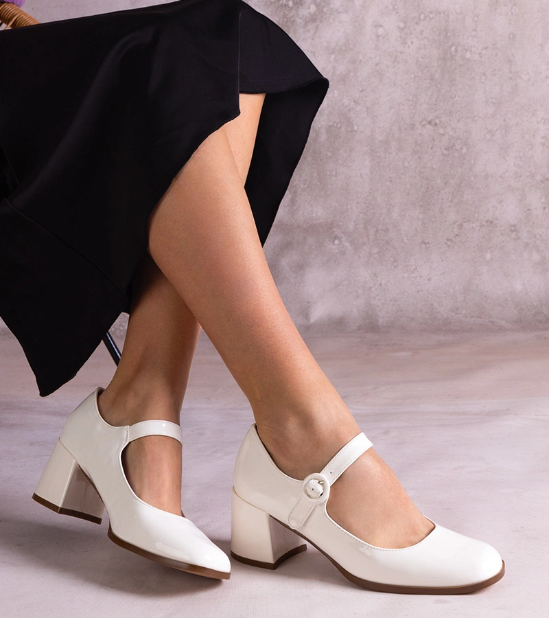 Bílé lodičky s páskem na podpatku lyraa