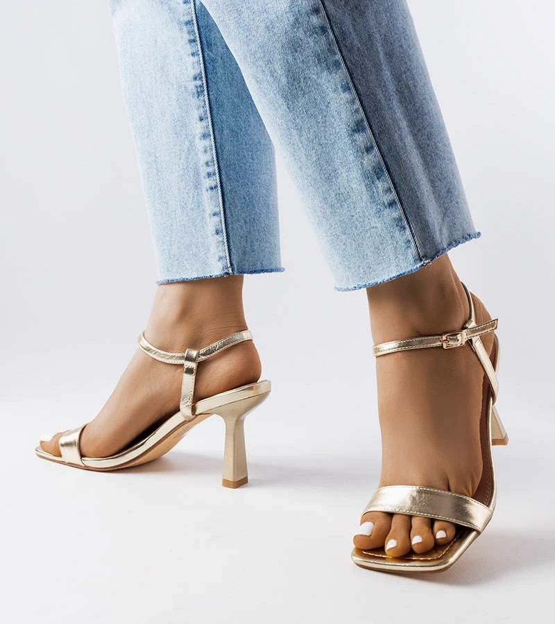 Zlaté sandály Amalia na jehlovém podpatku