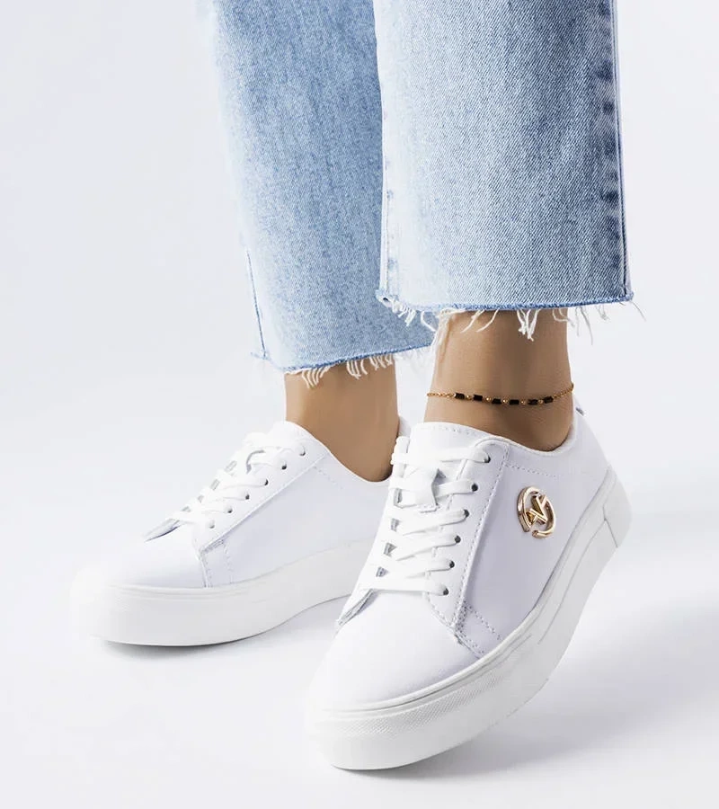 Bílé tenisky zdobené zlatým logem Vinceza