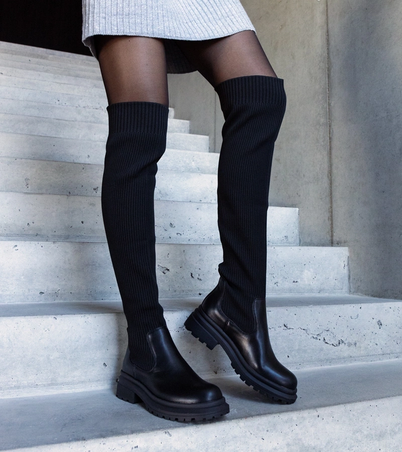 Černé dlouhé kozačky s elastickým svrškem Daryla.