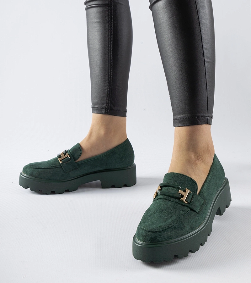 Zelené mokasíny zdobené přezkou Pisa