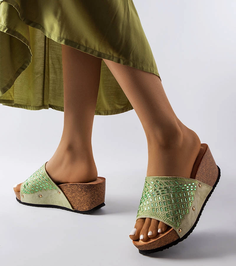 Zelené žabky se zirkony Guymon na platformách