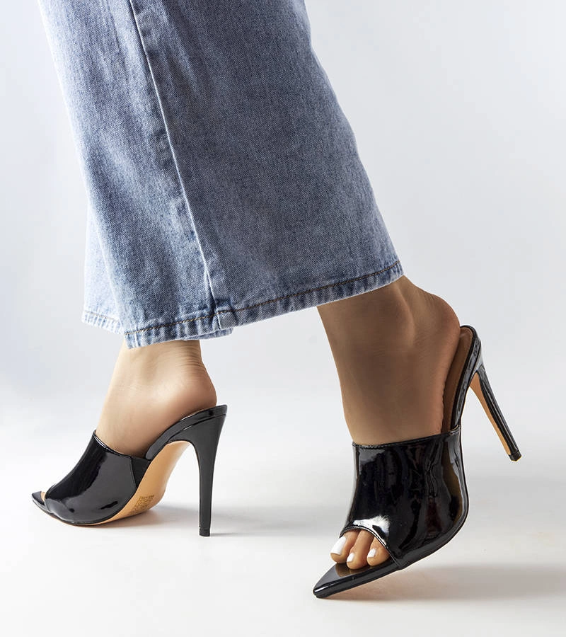 Černé lakované žabky na jehlovém podpatku Wasima