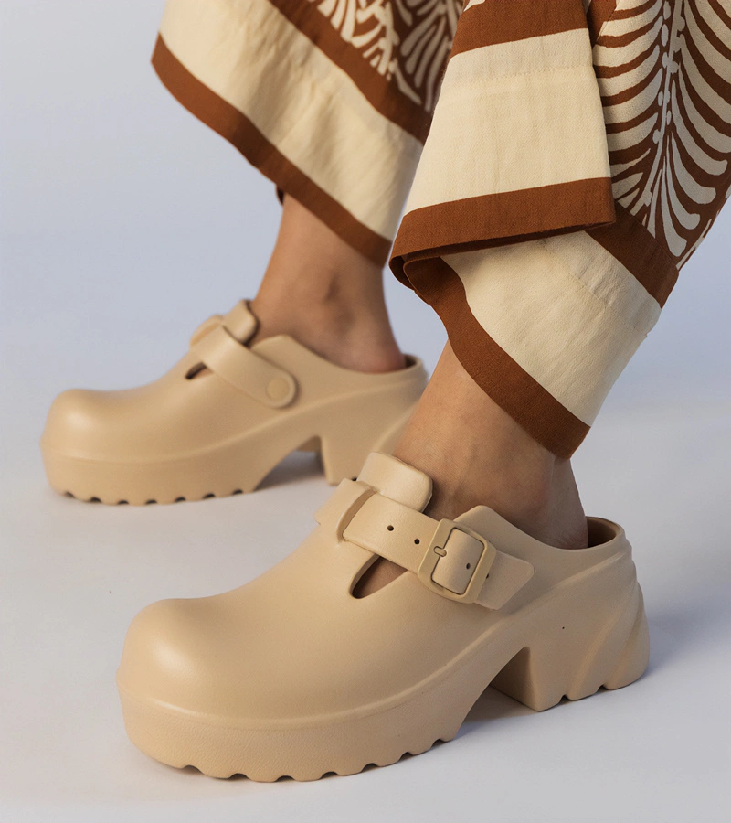 Béžové uzavřené dřeváky Ferina