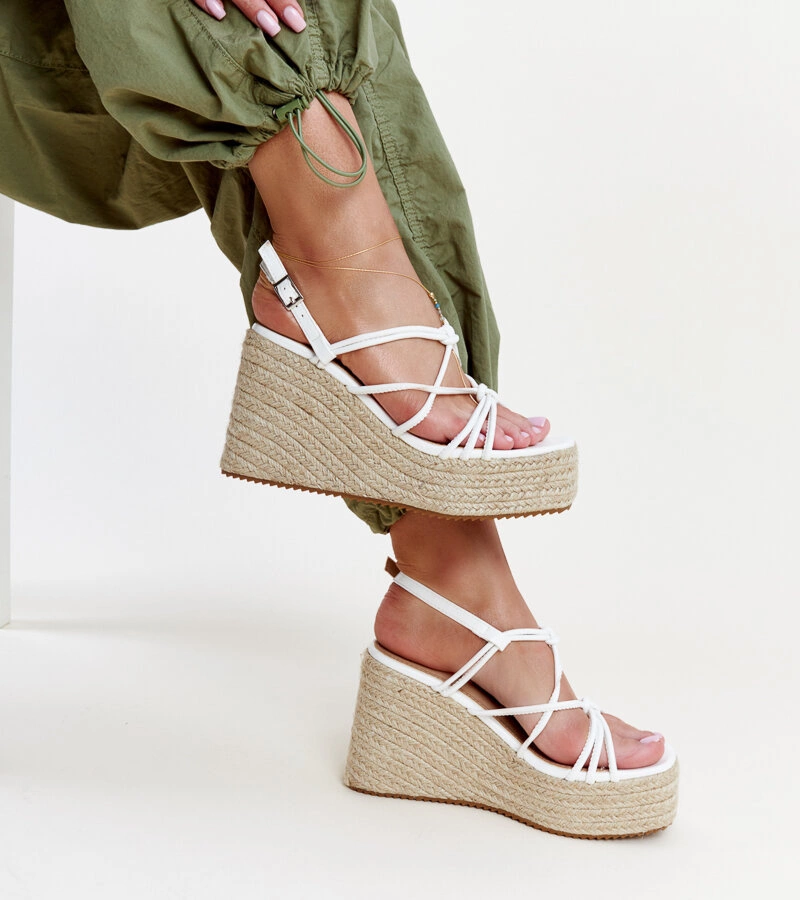 Bílé sandály na platformě Mara