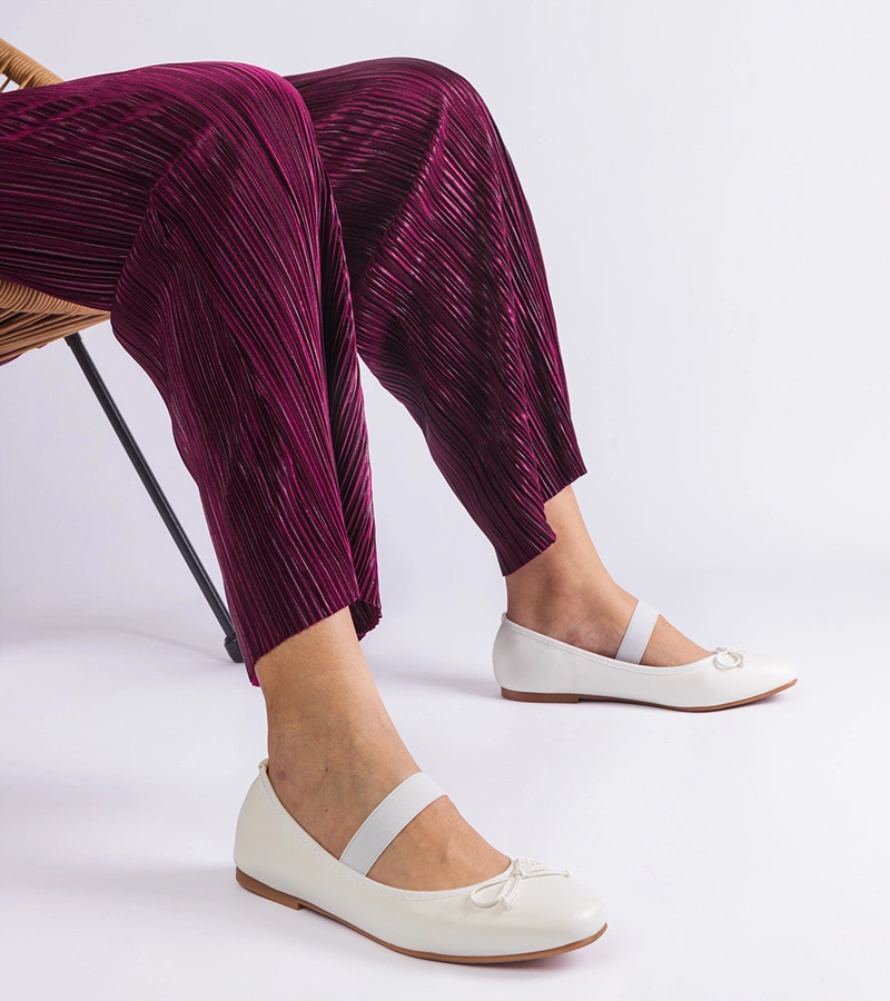 Bílé baleríny s gumou a ozdobnou mašlí Newton