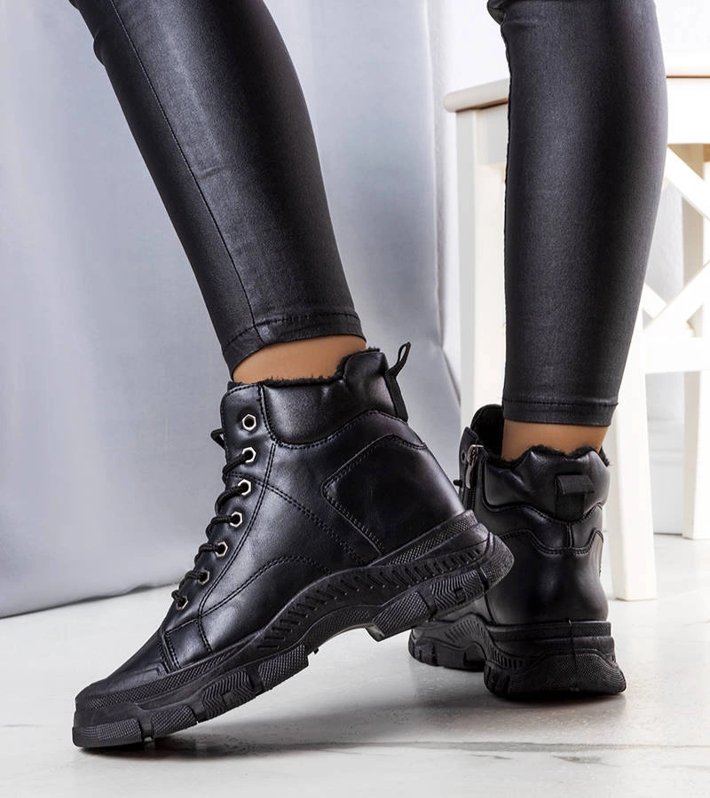 Černý izolovaný boty Dinto