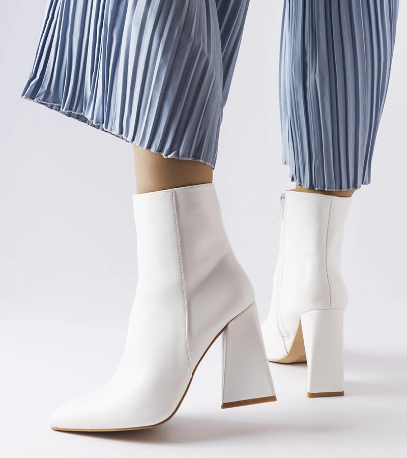 Bílé boty s asymetrickým sloupkem Abelina