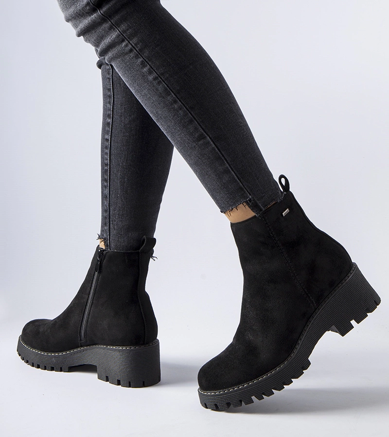 Černé zateplené kotníčkové boty s hrubou podrážkou Pieve