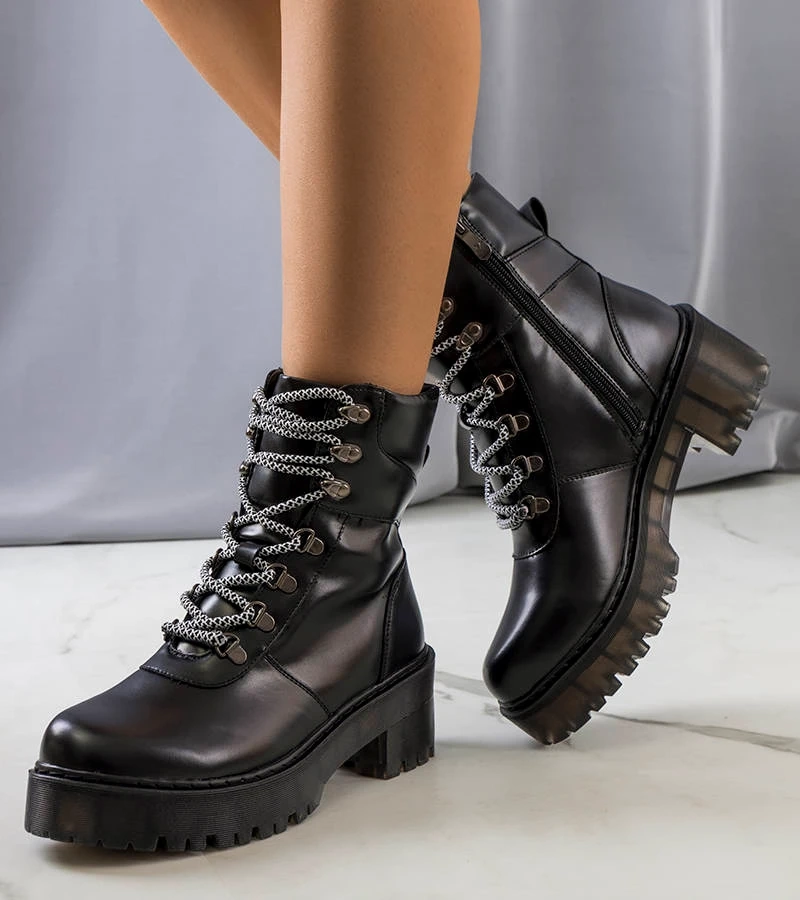 Černá boty s ozdobnou vazbou Vesale