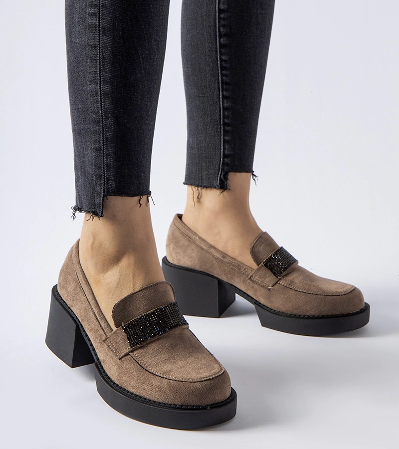 Hnědé mokasíny na masivním sloupku Harrisburg.