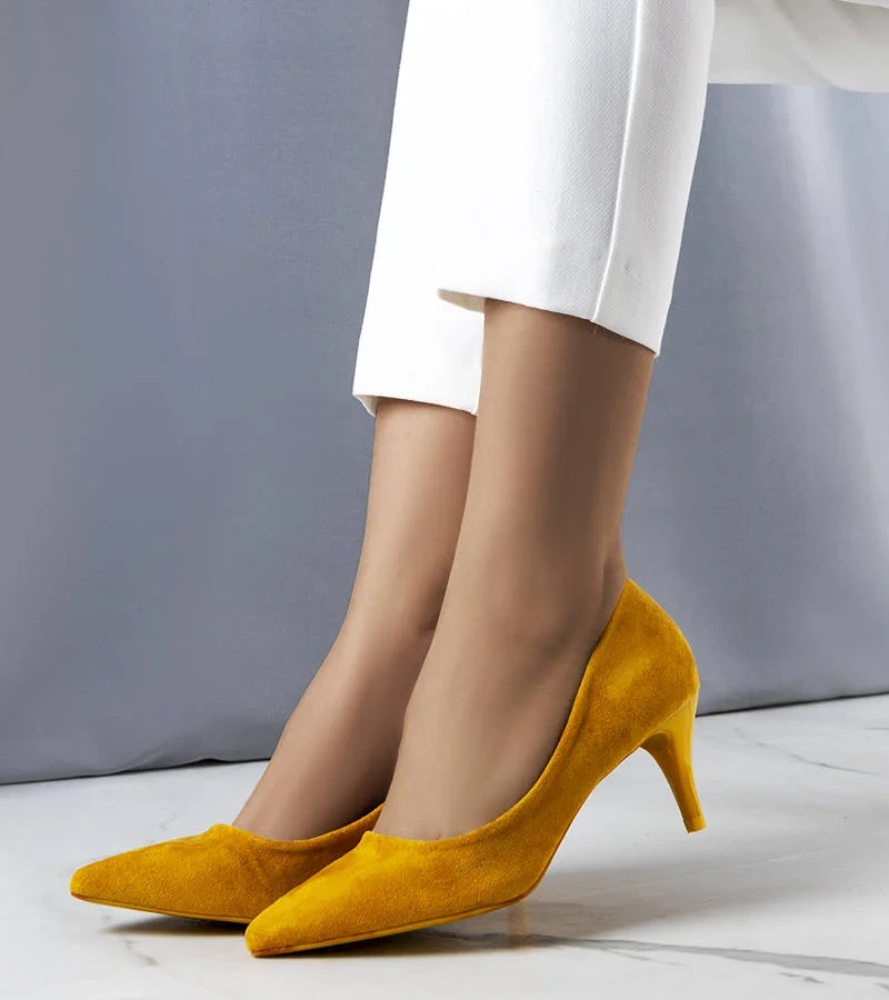 Žluté lodičky na jehlovém podpatku Coursi