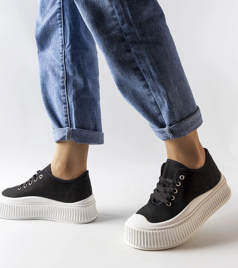 Černé tenisky a na hrubé podrážce Wallace