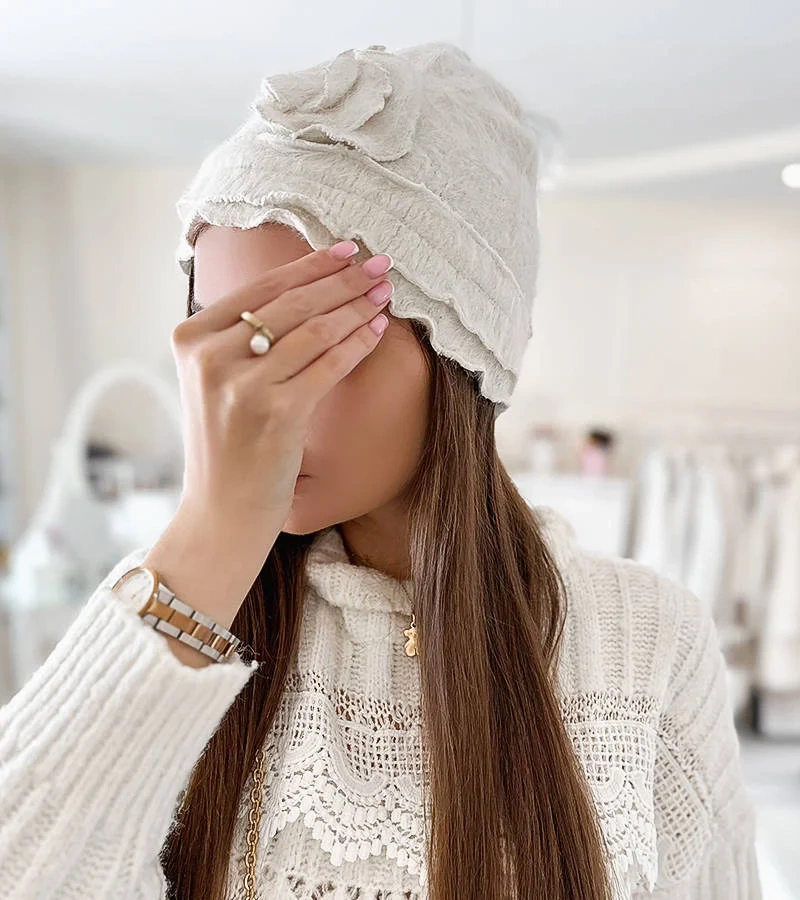 Béžová čepice s volánky Zion