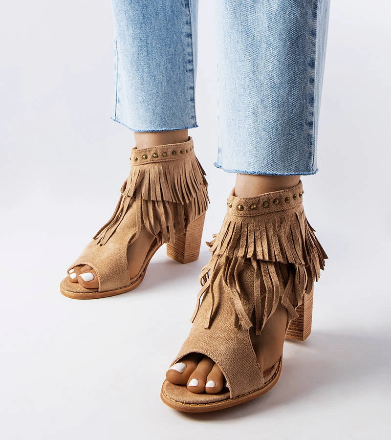 Hnědé sandály Latimer s třásněmi na jehlovém podpatku