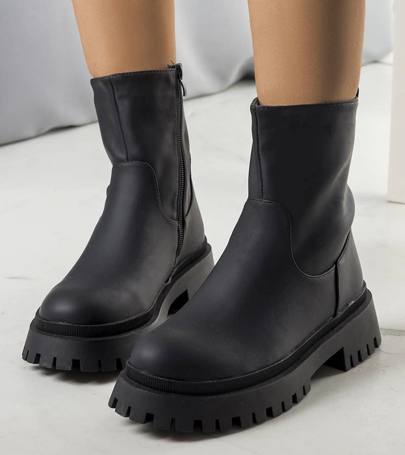 Černý izolovaný boty Basil