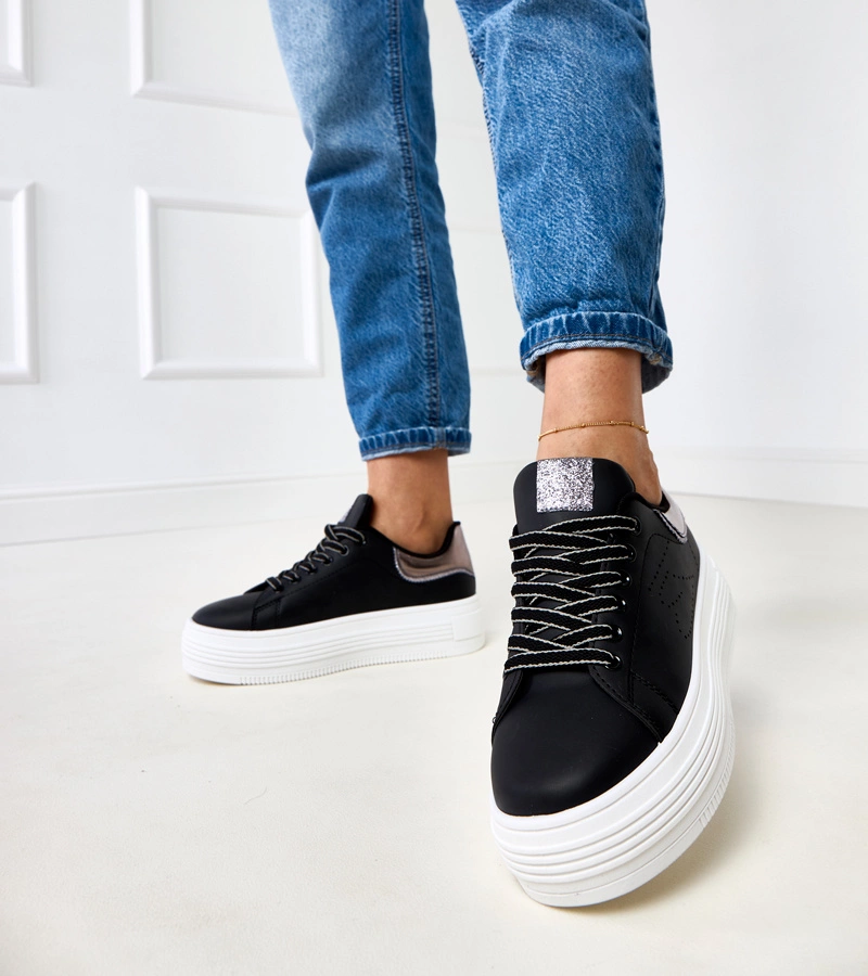 Černé tenisky na platformě se stříbrnou vsadkou Isaksson