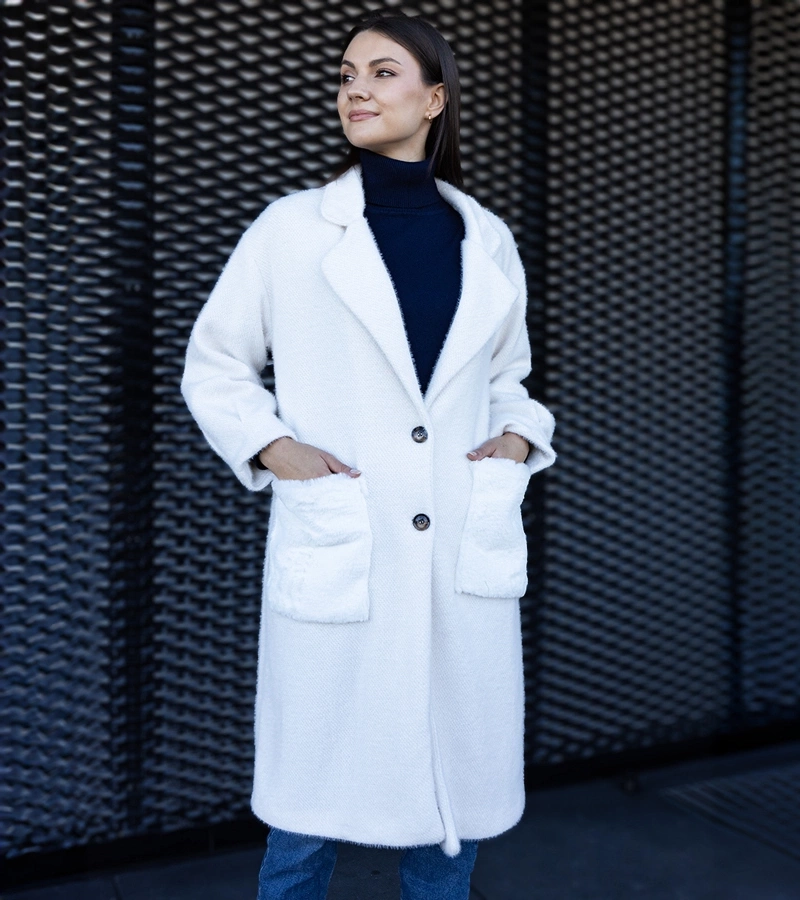 Dlouhý bílý plášť s plyšovými kapsami Badra.