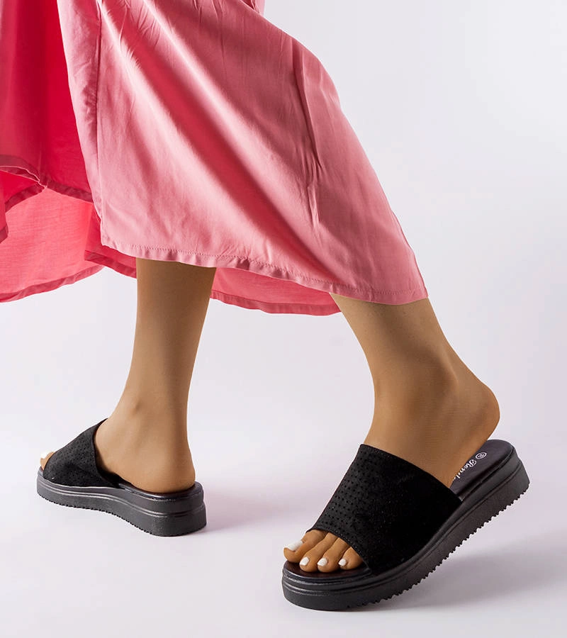 Černé žabky s prolamovaným svrškem Idabel