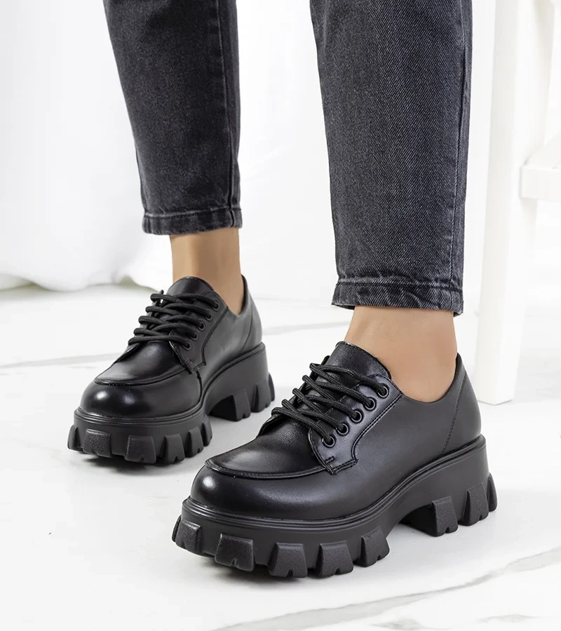 Černé polobotky na traperské podrážce Massey