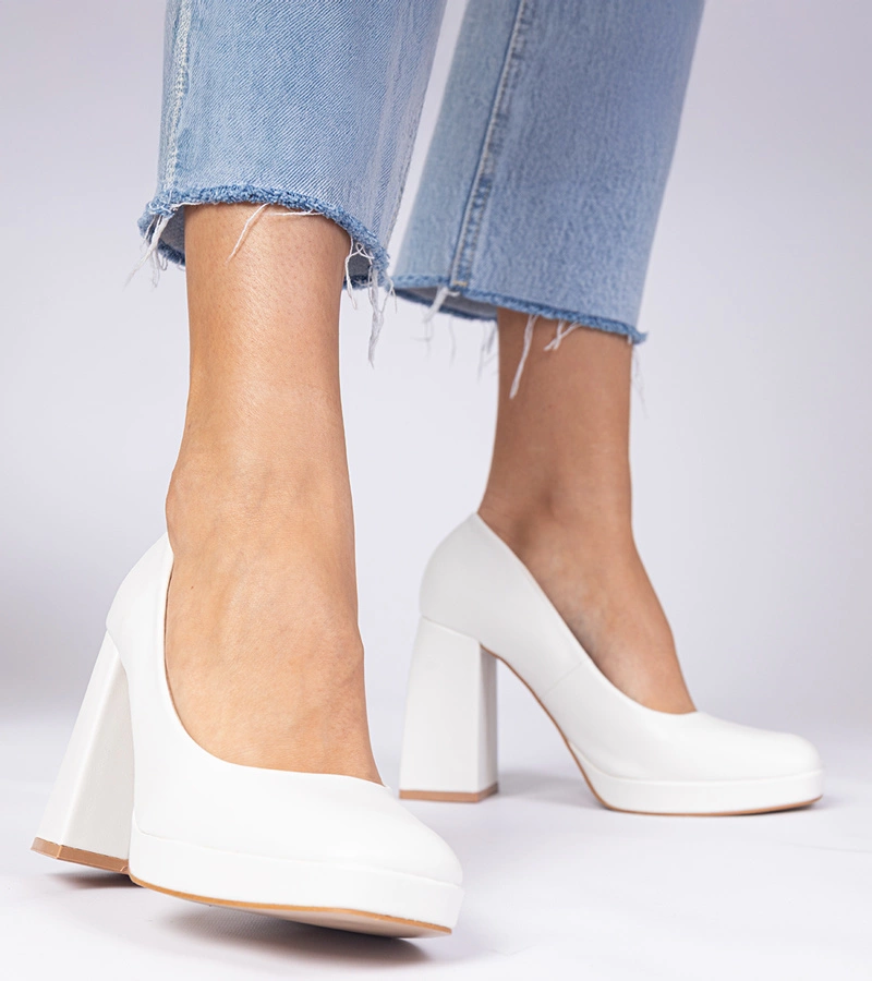 Bílé lodičky na masivním podpatku s hranatou špičkou Irenois