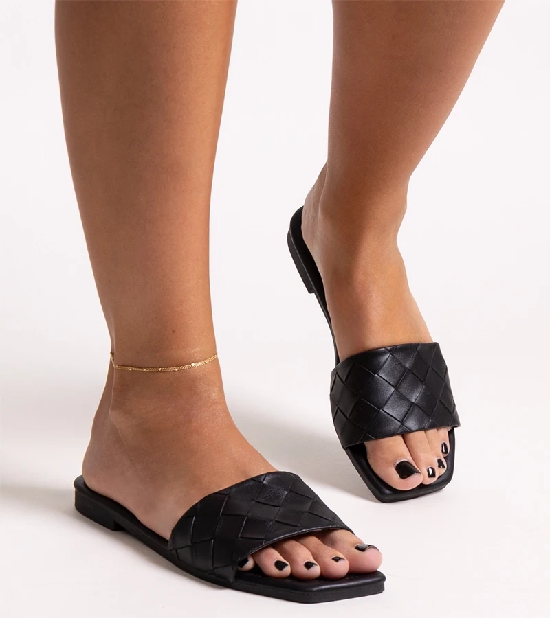 Černé pantofle s prošívanou vložkou Hakimi