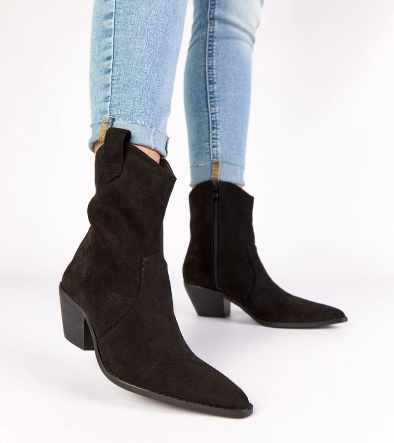 Černé kovbojky na sloupku Alka