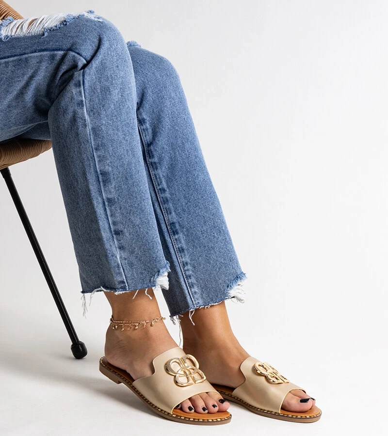 Zlaté pantofle s ozdobnou sponou Safi