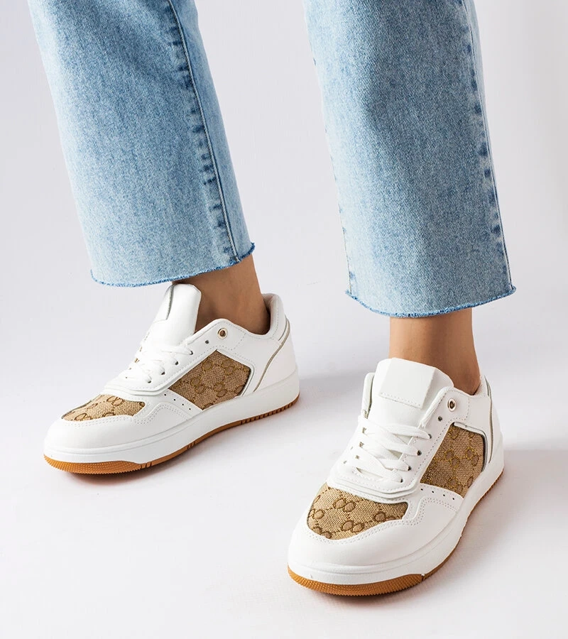 Bílé tenisky zdobené monogramem Isidora