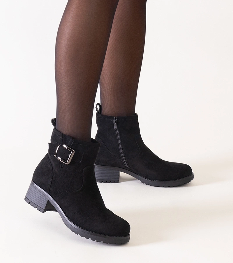 Černé botky s kovovým prvkem na nízkém sloupku z eko-veluru Nadiara.