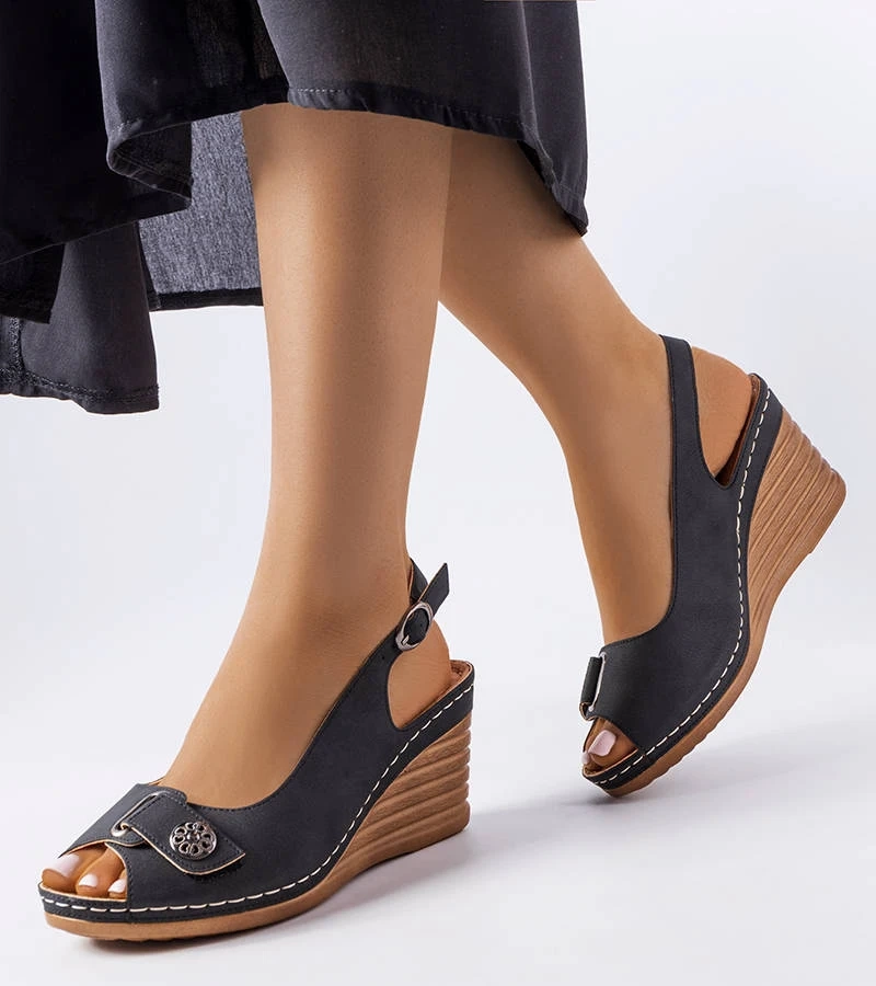 Černé sandály na platformě Sheridan