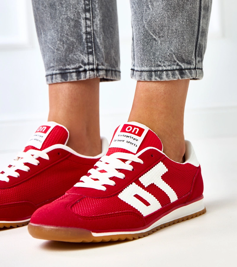 Červené sportovní tenisky s bílými prvky Ainslie