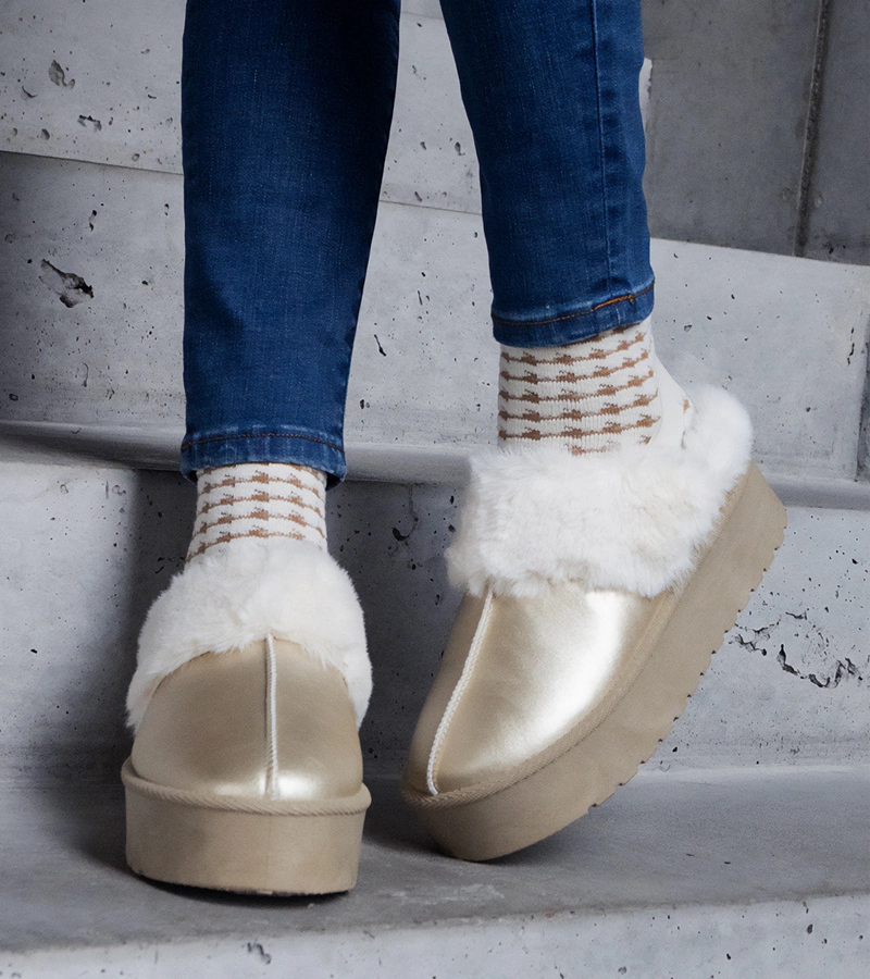 Zlaté pantofle na platformě zdobené kožešinou s gumou u paty Asza