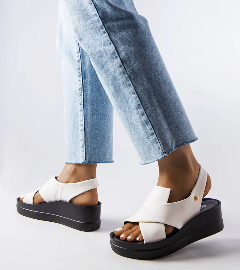 Bílé sandály Adelina na podpatku