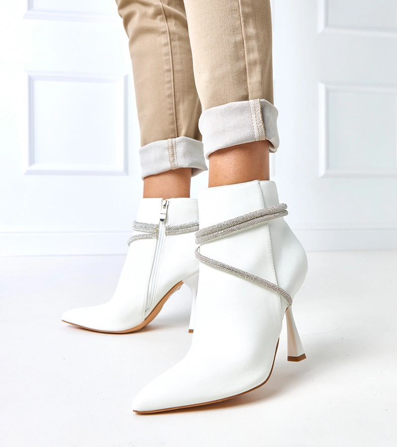 Bílé kotníkové boty na jehlovém podpatku zdobené kamínky Fantagaro