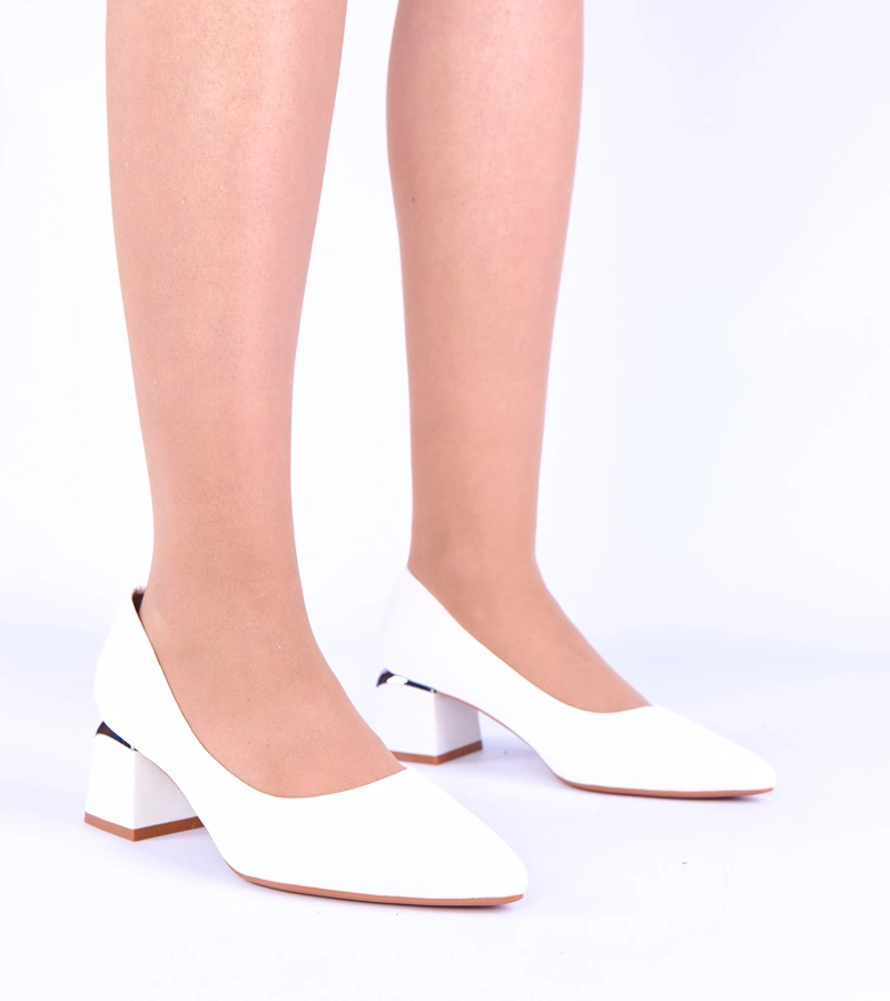 Bílé lodičky na nízkém podpatku se stříbrným akcentem Vallisa