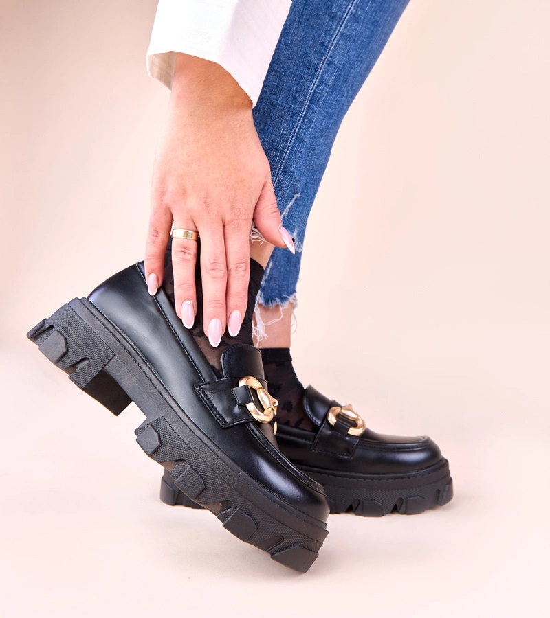 Černé mokasíny se zlatou ozdobou Ruben