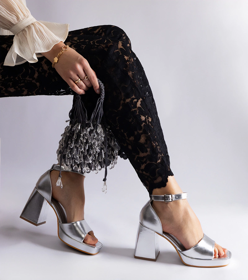 Stříbrné sandály na masivním podpatku Barriosa