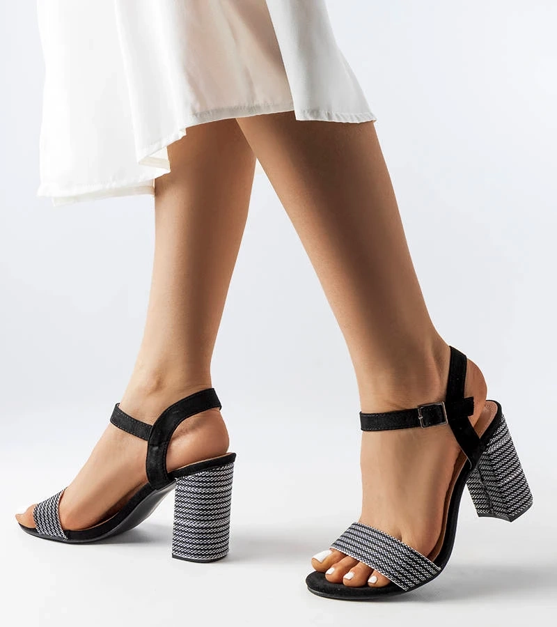 Černé sandály zdobené stříbrnou nití Aurelita