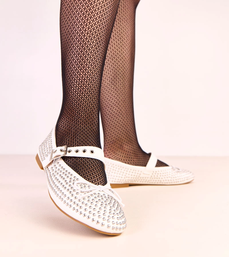 Bílé baleríny zdobené cvoky a mašličkou Mylie