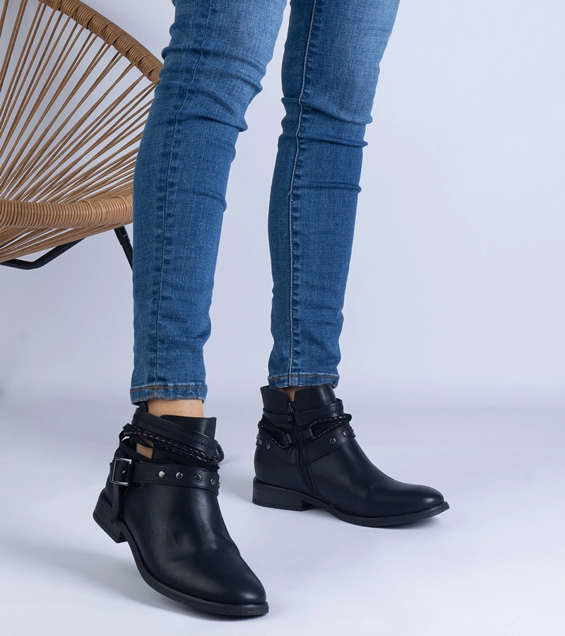 Černé ploché kotníkové boty s výřezem a přezkou Savaner