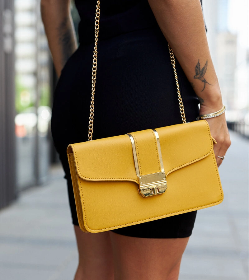 Žlutá kabelka na rameno s řetízkem Elmia
