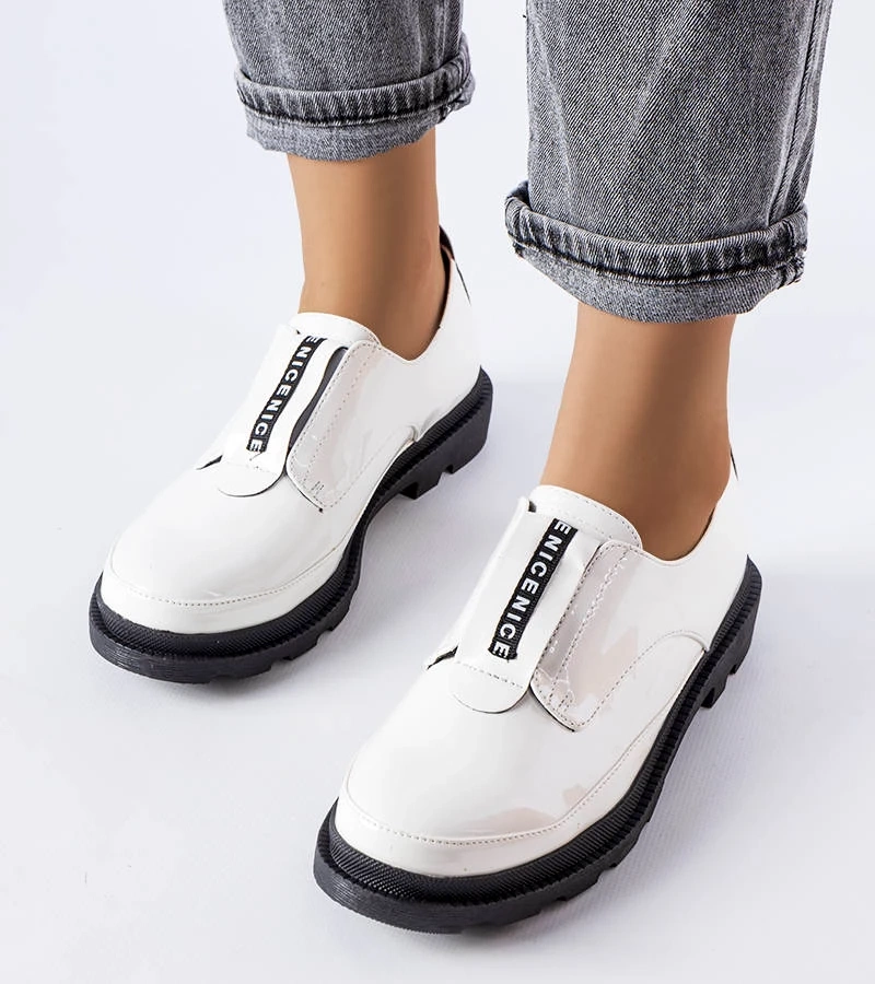 Bílé lakované polobotky Legget